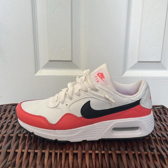 Women’s Nike Shoe - Picture 5 of 6